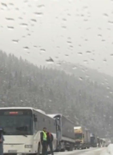 V obci samé kamióny a vystrašení ľudia. Situácia pre uzavretie horského priechodu je vážna