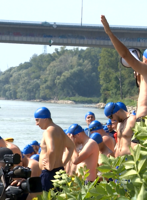 FOTO: Vyše tisíc ľudí preplávalo Dunaj. Medzi nimi aj primátor Vallo