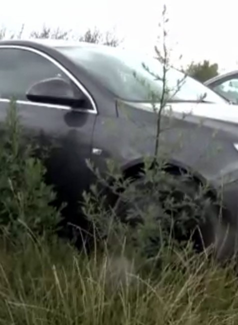 Slovenská obec sa mení na veľké parkovisko. Miestni tvrdia, že niektoré autá tam stoja už aj rok