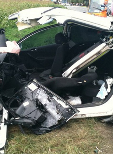 rozdruzgane znicene policajne auto po zrazke