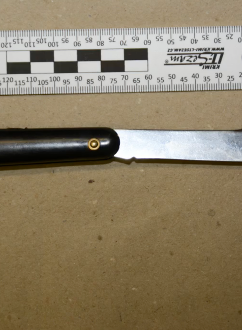 Muž so sekerou vchádza do budovy NR SR