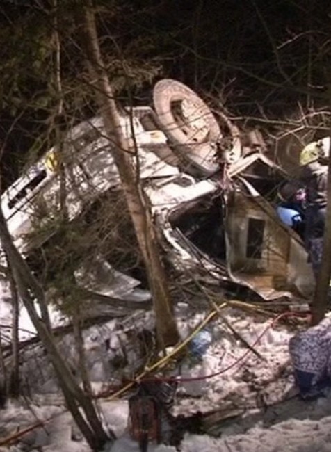 Prevrátený kamión biely, noc, stromy