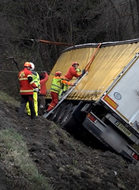 Kamión sa zrútil do priekopy pri Jasenove. Hasiči mali čo robiť, aby ho vytiahli