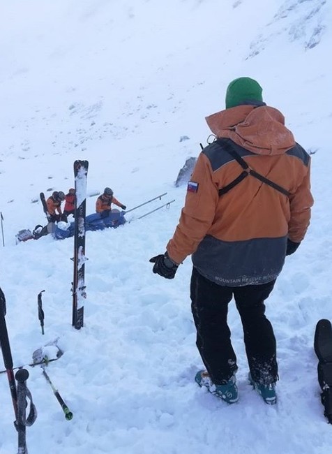 Pád lavíny sa v Nízkych Tatrách skončil tragicky. Strhla so sebou dvoch lyžiarov 