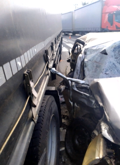 Vážna nehoda na Záhorí. Po náraze do kamióna odhodilo auto pod náves druhého kamionistu