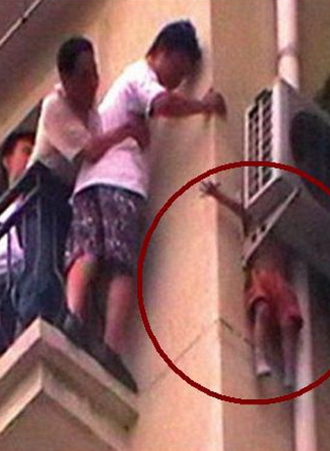 Chlapček vypadol z balkóna, Čína, klimatizácia