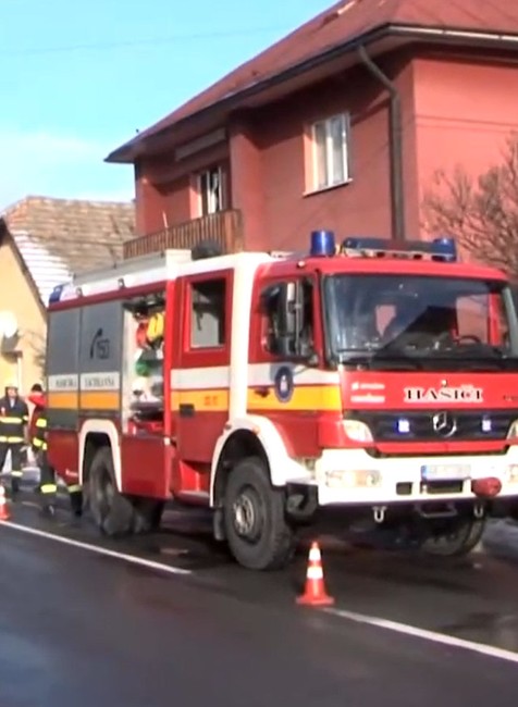V izbe rodinného domu vznikol požiar, pravdepodobne ho spôsobila nabíjačka v zásuvke