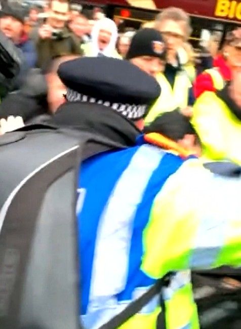 Agresívny protest pre brexit. Žlté vesty sa rozšírili do Británie