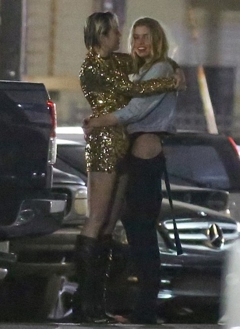 Miley Cyrus a  Stella Maxwell
