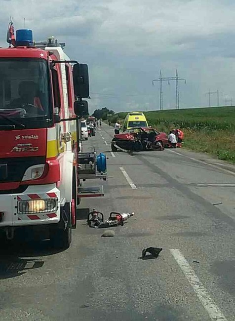 Vážna nehoda pri Liptovskej Mare. Cestu uzavreli v oboch smeroch 