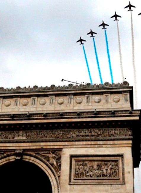 VÍťazný oblúk a prelet stíhačiek
