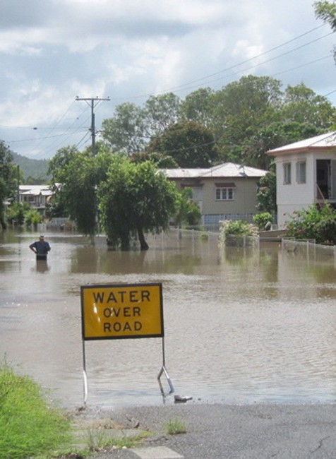 Zaplavená Austrália, muž vo vode, zaplavená cesta,voda