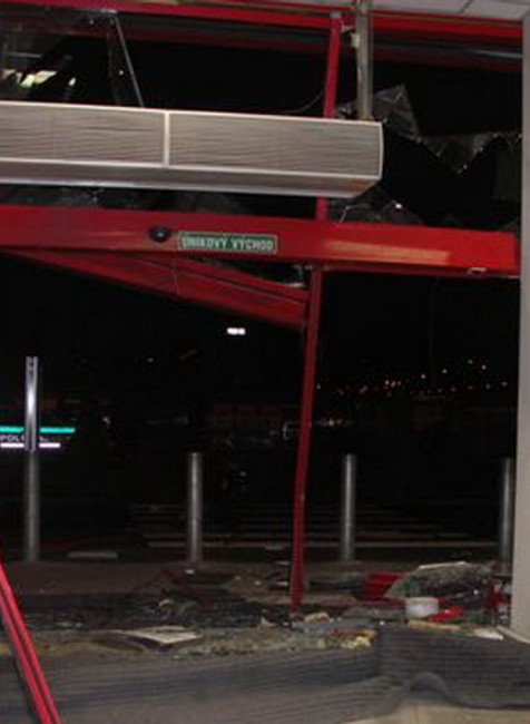 Krádež bankomatu tesco bystrica