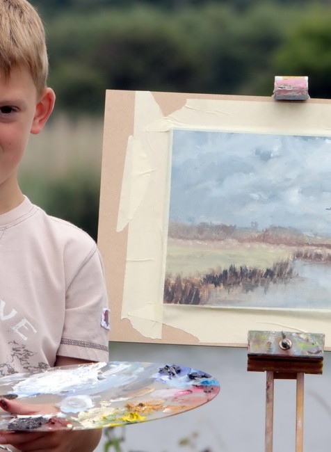 kieron williamson stoji pri obraze, chlapec brit maliar