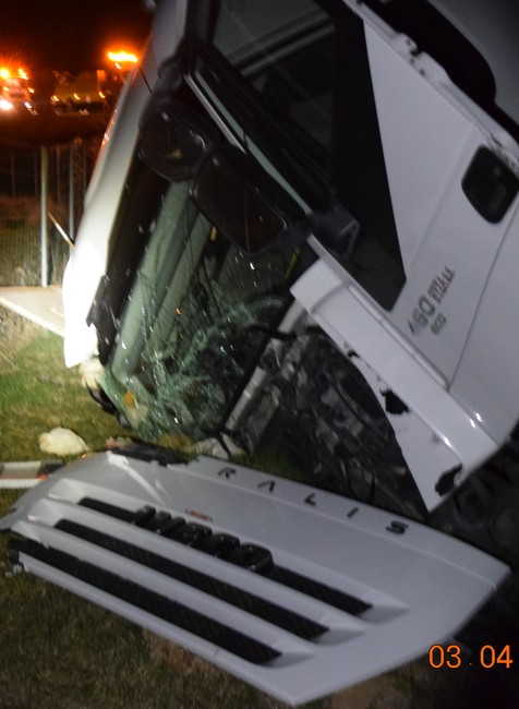 FOTO: Nehoda kamiónu plnej hydiny. Sliepky zablokovali cestu 