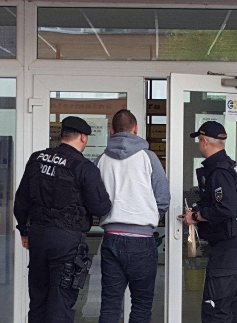 Hádka sa skončila brutálnym útokom. Vyšetrovateľ v prípade obvinil 27-ročného muža