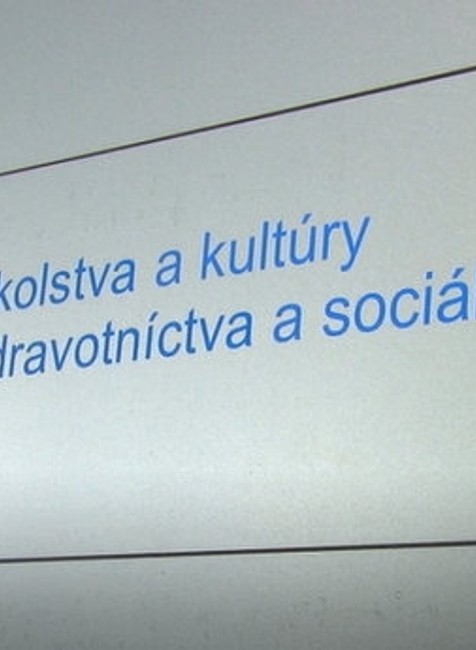 Stratil nervy a na úradníčky vytiahol slzný plyn. Dráma sa skončila útokom na policajtov