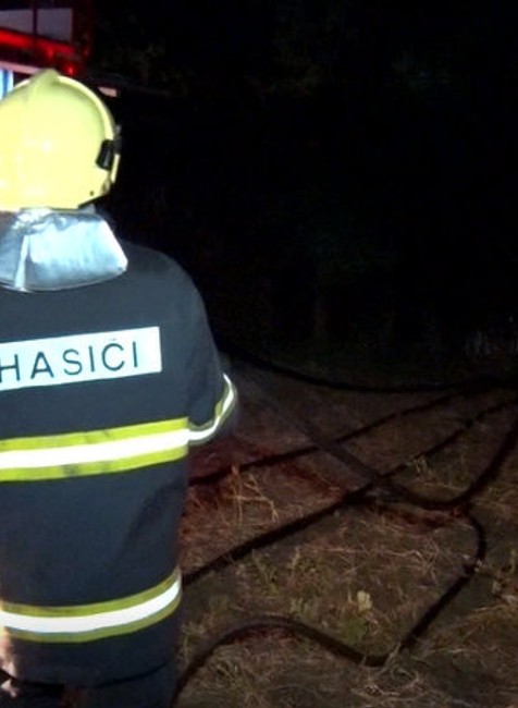 Na koľajisku horel rušeň osobného vlaku. Železničná doprava ostala ochromená