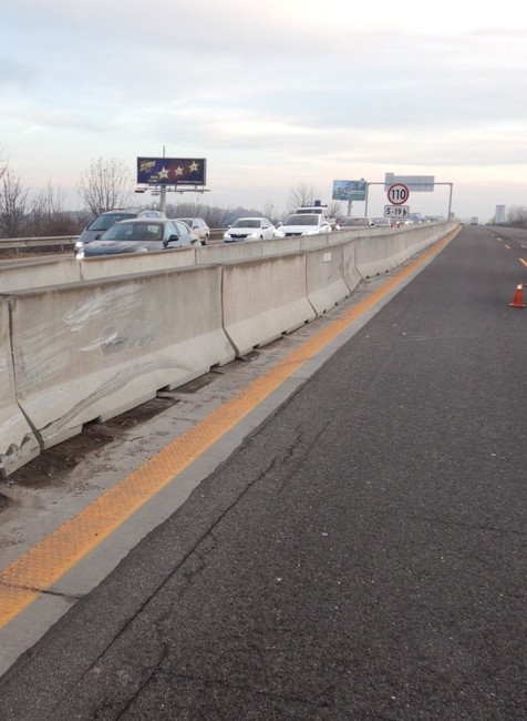 Nehoda na D1. Vodič osobného auta skončil na streche