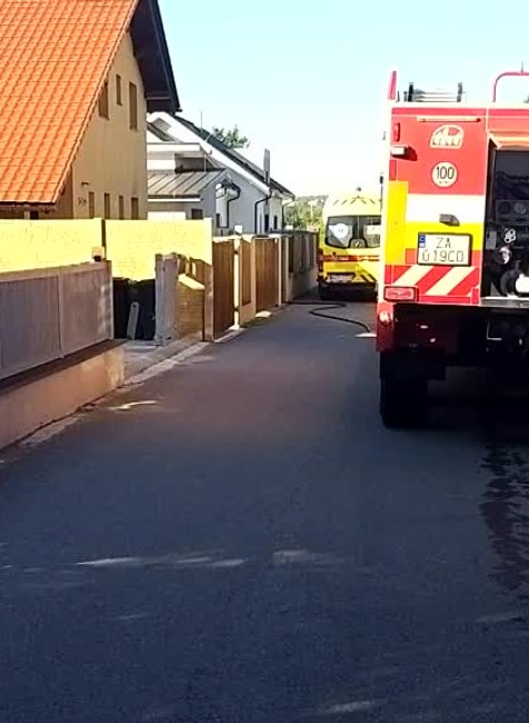 Mamu vytiahol z horiacej izby. Pri záchrane sa sám nadýchal nebezpečných splodín