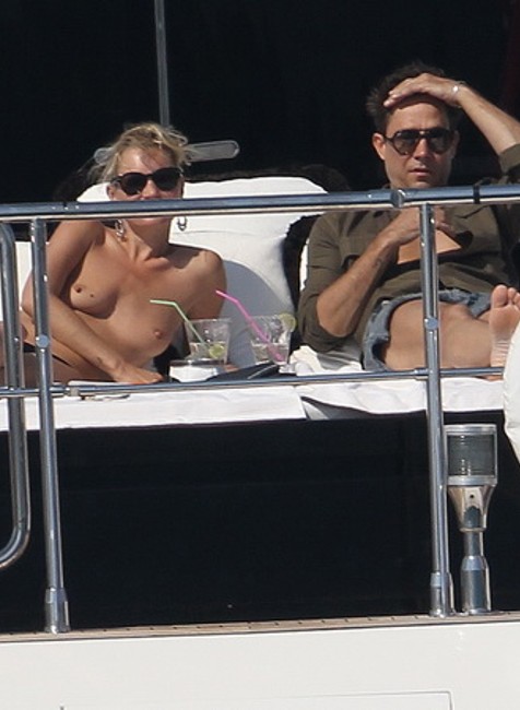Kate Moss (37) sa bulváru nebojí, vytasila prsia!