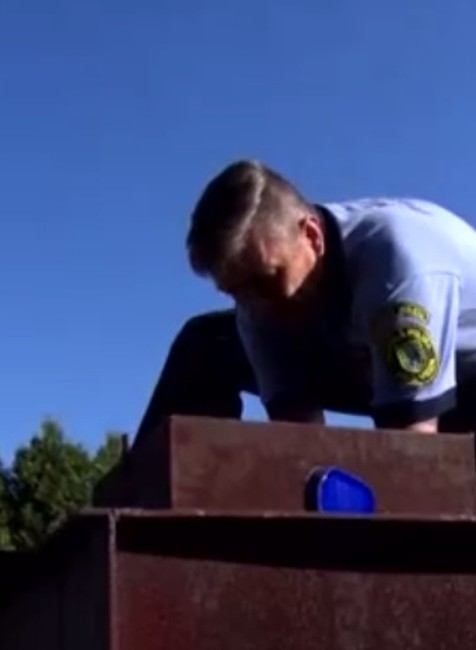 Kuriózny prípad v Prievidzi. Policajti zachraňovali bezdomovca, ktorý uviazol v kontajneri