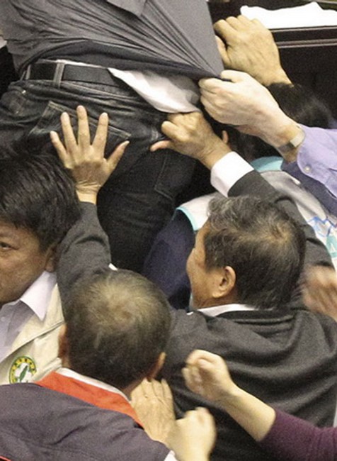 Taiwanskí poslanci zápasia 3