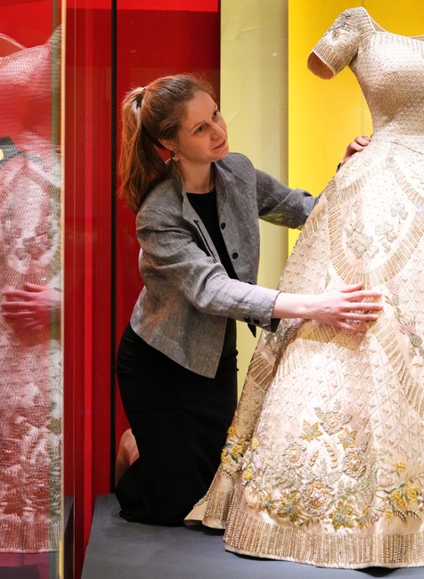 Výstava šiat kráľovnej Alžbety II. v Londýne