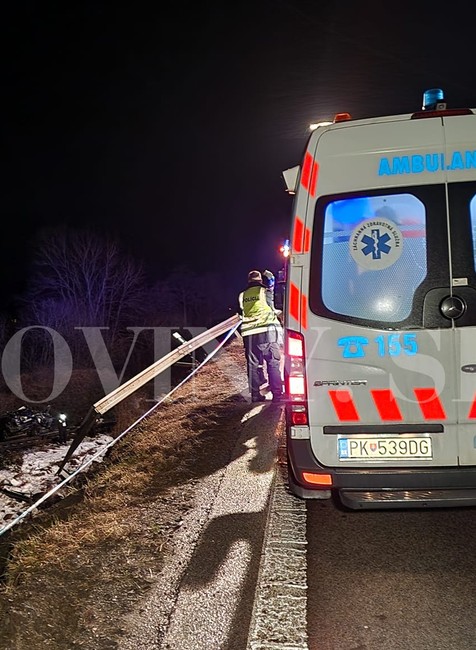 Auto spadlo z mosta na trať