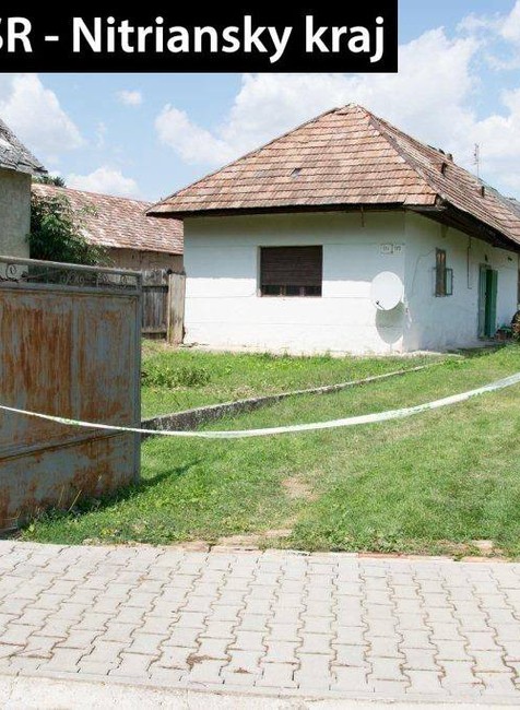 Tragédia na dvore rodinného domu. Muža (70) zavalila latrína