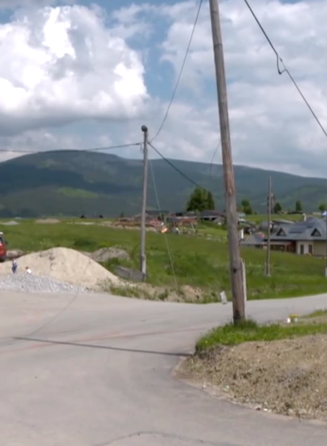 Deviatak na štvorkolke vybehol na hlavnú cestu, kde sa zrazil s autom