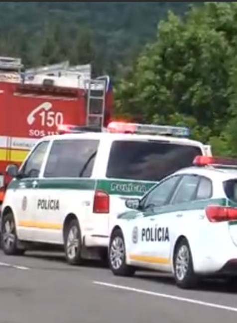 Zrážka osobného auta a štvorkolky. Muža (74), ktorý sedel na štvorkolke, previezli do nemocnice