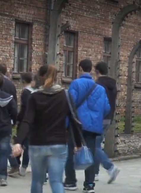 Väzenie za vyryté meno. Muž sa zvečnil na stene Osvienčimu