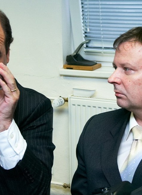 Zľava: Veľvyslanec USA na Slovensku Rodolphe Vallee skúša prístroj na nočné videnie z výbavy strážcov hraníc v spoločnosti riaditeľa Riaditeľstva hraničnej polície Miroslava Uchnára počas návštevy veľvyslanca vo Vyšnom Nemeckom.
12. február 2007