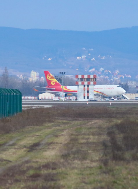Čínske lietadlo pristalo. Nakladanie zdravotníckeho materiálu bude trvať niekoľko hodín