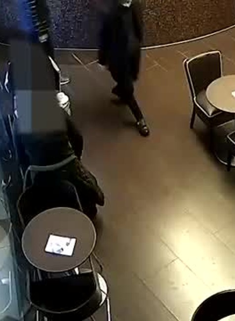 [multi] VIDEO: V kaviarni mu ukradli peňaženku. Mal v nej 20 tisíc eur 7718