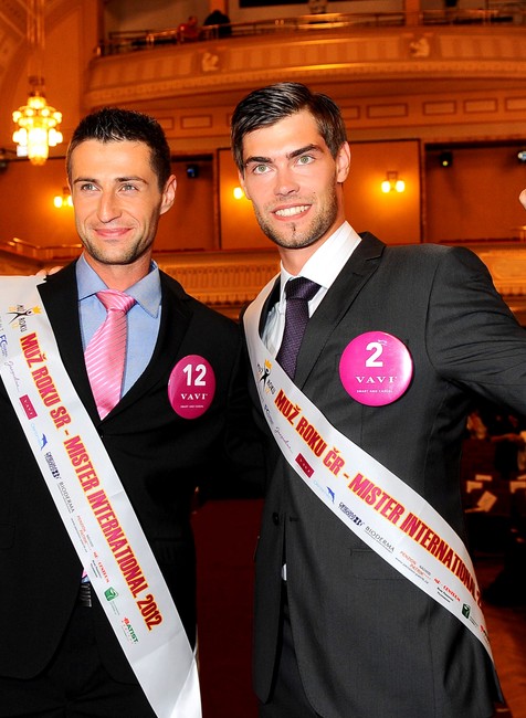 muži roka ruky hore