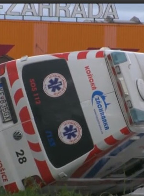 Zrážka sanitky s osobným autom. Zdravotnícke vozidlo sa po ceste šmýkalo niekoľko metrov