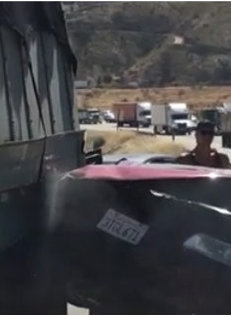 Vodičovi pomáhali z auta okoloidúci