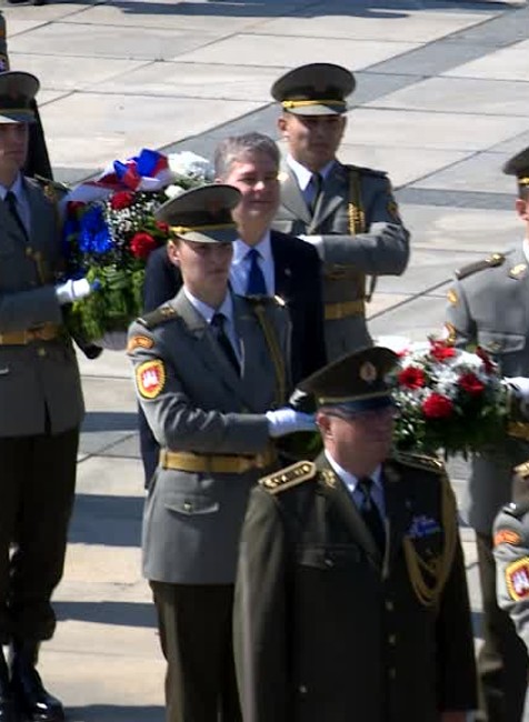 Slovenskí politici si pripomínajú víťazstvo nad fašizmom. Vence položili na rôznych miestach