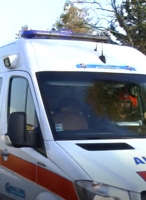 Sanitka odchádza z miesta nehody 