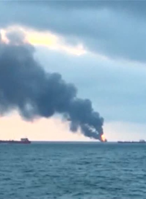Tragický výbuch a požiar. Ľudia sa zachraňovali skokom do rozbúreného mora