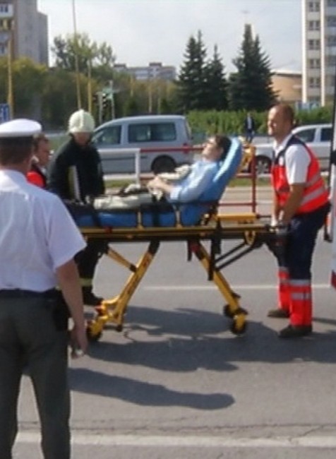 clovek na nosidlach, sanitka, zachranari