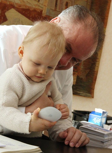 Prezident Andrej Kiska so svojou vnučkou Miou5.jpg