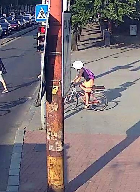 Muž napadol cudzinku s malými deťmi, nepoznáte ho?