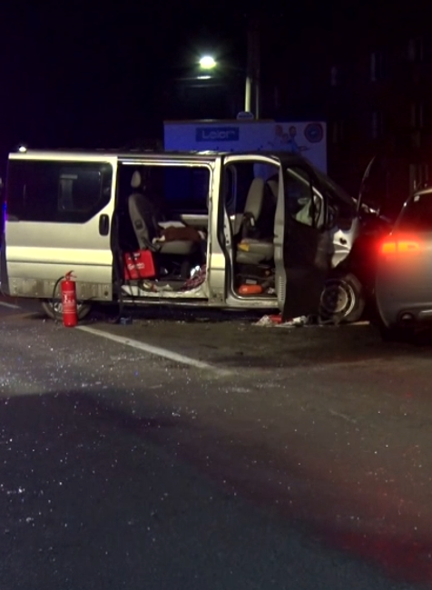 Čelná zrážka osobného auta a dodávky