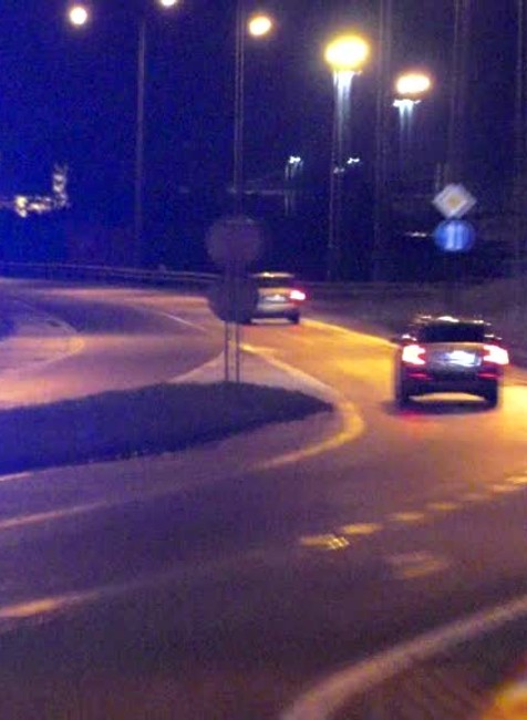 [multi] Vo Zvolene sa v noci naháňali policajti s autom. Po náraze do lampy ušiel 253