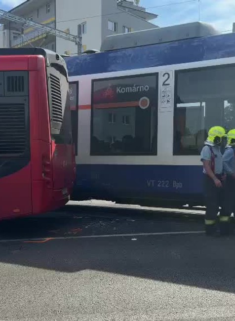 [multi] Vážna nehoda vlaku a autobusu v Bratislave 551