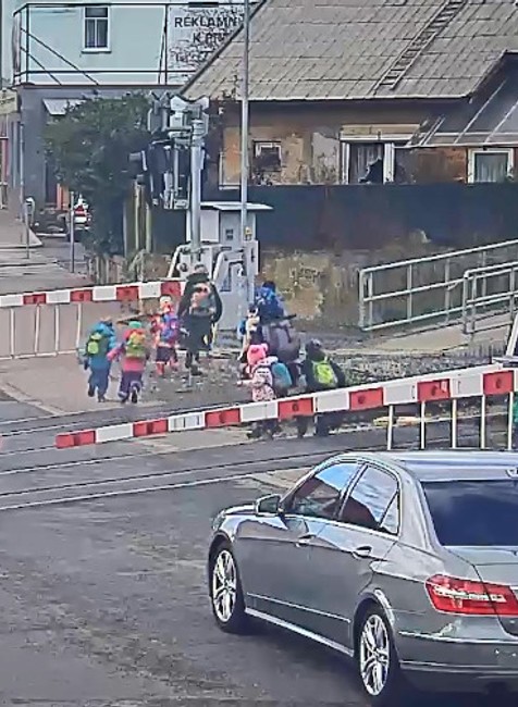 Učiteľky hazardovali nielen so svojimi životmi. Cez koľajnice prebiehali s deťmi, aj keď blikali svetlá a závora bola dole