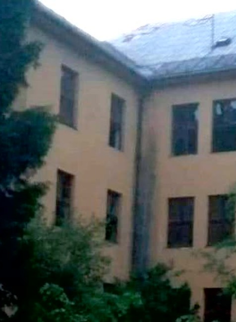 [multi] Záhadná smrť v Brezne. V opustených kasárňach našli telo 48-ročného muža 919